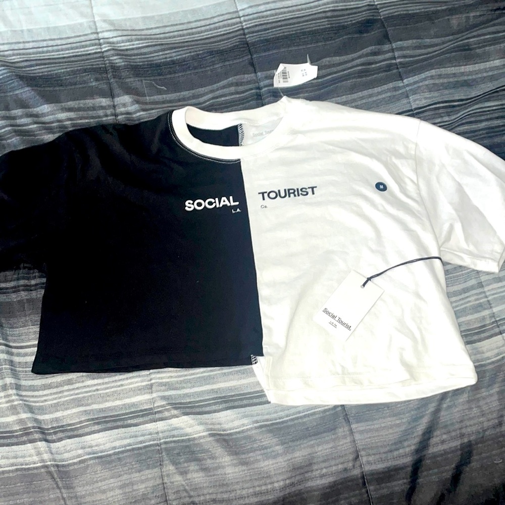 Black/white cropped social tourist shirt